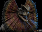 Preview: Dennis Nedry meets the Dilophosaurus Statue 1:10 Art Scale Deluxe, Jurassic Park, 21 cm