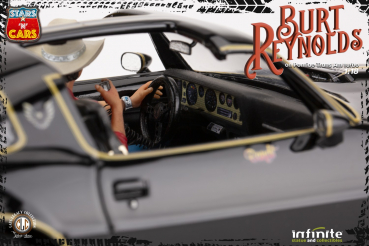Burt Reynolds on 1980 Pontiac Trans Am Turbo 1:18 Stars 'n' Cars, Ein ausgekochtes Schlitzohr (1977), 30 cm