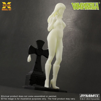 Vampirella Modellbausatz 1:8 Glow in the Dark, 23 cm