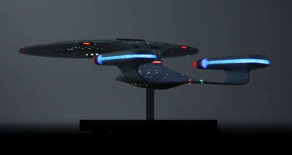 Star Trek Starship Replica  USS Enterprise NCC-1701-D Dreadnought 