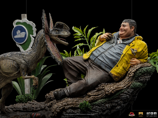 Dennis Nedry meets the Dilophosaurus Statue 1:10 Art Scale Deluxe, Jurassic Park, 21 cm