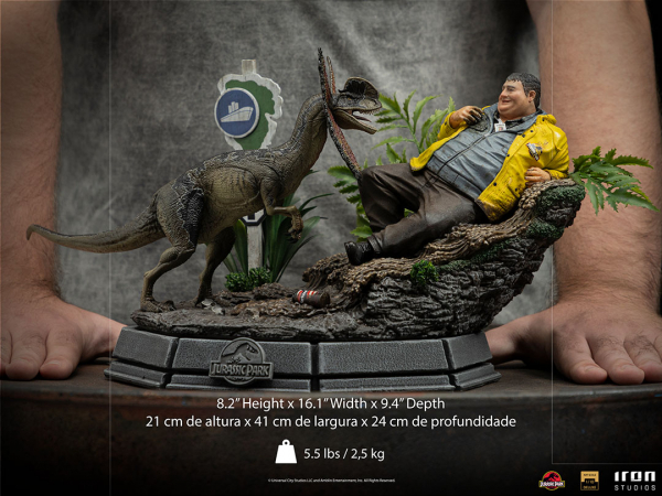 Dennis Nedry meets the Dilophosaurus Statue 1:10 Art Scale Deluxe, Jurassic Park, 21 cm