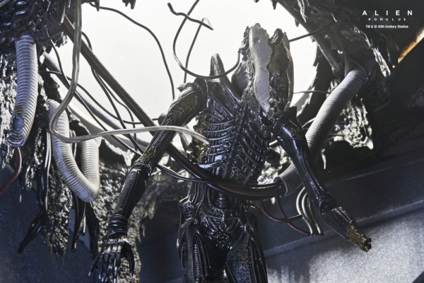 Suspended Lab Xenomorph XX121 Actionfigur Deluxe, Alien: Romulus, 23 cm